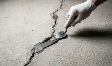 Spękany jastrych. Naprawa i wzmacnianie podłoża przed układaniem posadzki