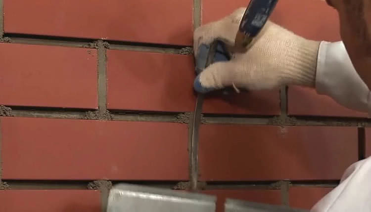 Przy układaniu murów z cegieł klinkierowych należy zachować szczególną precyzję
