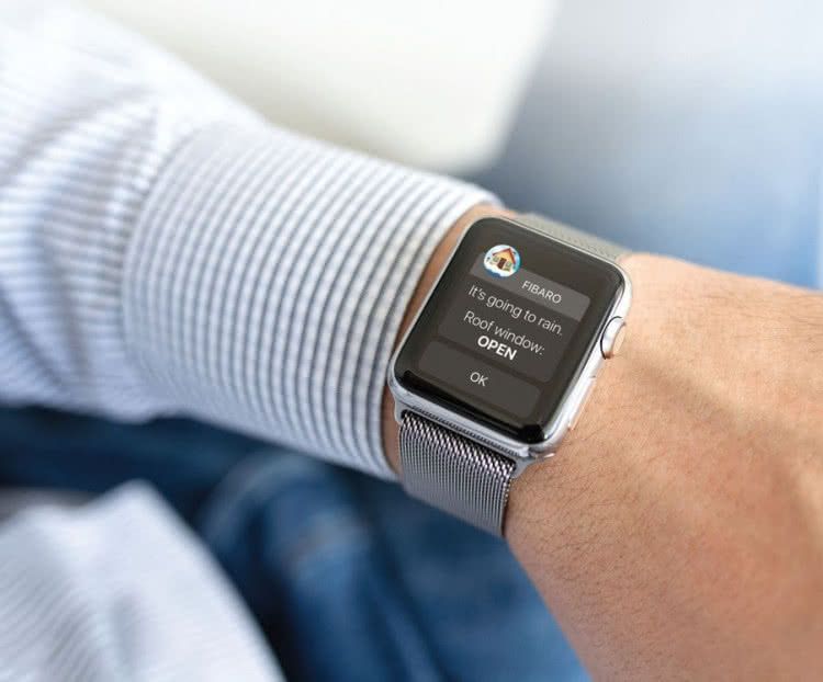 Wysłana przez smart dom informacja o zbliżającym się deszczu i otwartym oknie dachowym wyświetla się na smartwatchu właściciela budynku. Wysłana przez smart dom informacja o zbliżającym się deszczu i otwartym oknie dachowym wyświetla się na smartwatchu właściciela budynku.